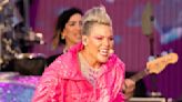 La reacción de Pink cuando una fan le lanzó las cenizas de su madre en pleno concierto