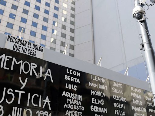 ¿Qué pasó y cómo fue el atentado a la AMIA, el mayor ataque terrorista en Argentina?