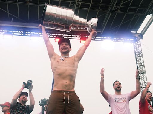 Rain doesn't stop the reign for the Panthers, who celebrate their Stanley Cup with parade and rally