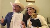 Perro chihuahua "firma" como testigo en boda de sus dueños en Sonora