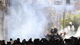 Bolívia: Carro blindado tenta derrubar porta do palácio presidencial em La Paz após militares tomarem praça; veja vídeo