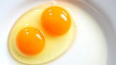El verdadero significado de encontrar dos yemas en un huevo