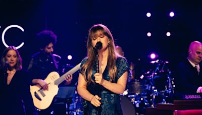 Fans Declare Kelly Clarkson Is 'Absolute Perfection' While 'Serving Up the Classics' in Latest Kellyoke Performance