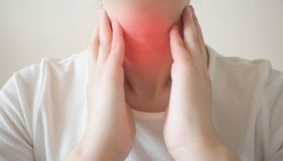 中年女性好發》吞嚥困難竟是「甲狀腺癌」！醫公開5大症狀、存活率，快做「推吞觸」3步驟自我檢查