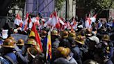 Milhares de bolivianos marcham em apoio a presidente duas semanas após tentativa de golpe; fotos