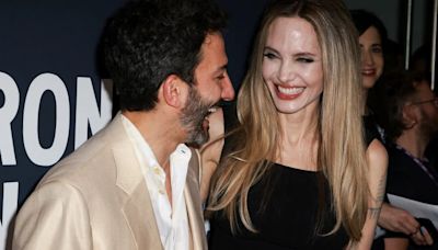 Risas y complicidad: Juan Minujín y Angelina Jolie se mostraron juntos en el Festival de Cine de Toronto