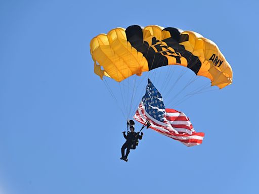 Chicago Air & Water Show thrills fans as Golden Knights, Blue Angels take to the sky