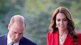 Kate Middleton actualiza el traje de invitada con un elegante diseño asimétrico en color rojo