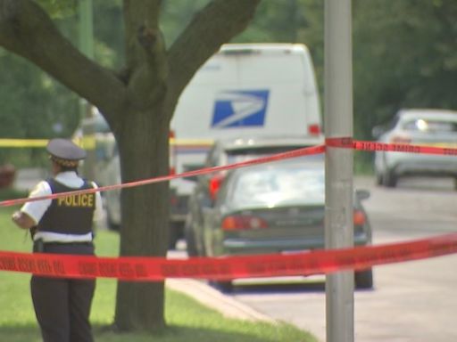 Postal worker fatally shot in front of Chicago residence: Officials