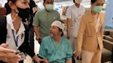 Varios heridos del vuelo de Air Singapur necesitan cirugía en la columna, según hospital