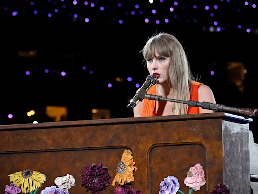 Watch Taylor Swift Perform "Mary's Song" For The First Time In 16 Years