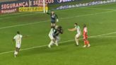 Video: un hincha de Inter de Porto Alegre intentó agredir a Enner Valencia por fallar un penal