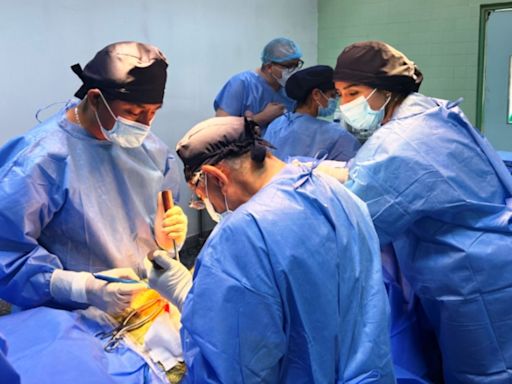 Médicos extranjeros llegan a Perú para operar de la columna a niños y adolescentes