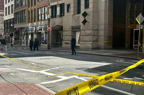 State Street reopened after Boston Police bomb squad investigated suspicious package - The Boston Globe