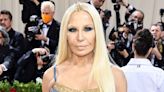 Donatella Versace homenajea a su difunto hermano Gianni en el 25º aniversario de su asesinato