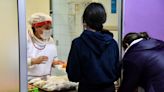 Junaeb confirma entrega de alimentos a estudiantes con clases suspendidas por sistema frontal - La Tercera