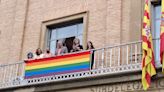 La bandera arcoíris cuelga ya del balcón de la Subdelegación del Gobierno de Huesca en la Semana del Orgullo