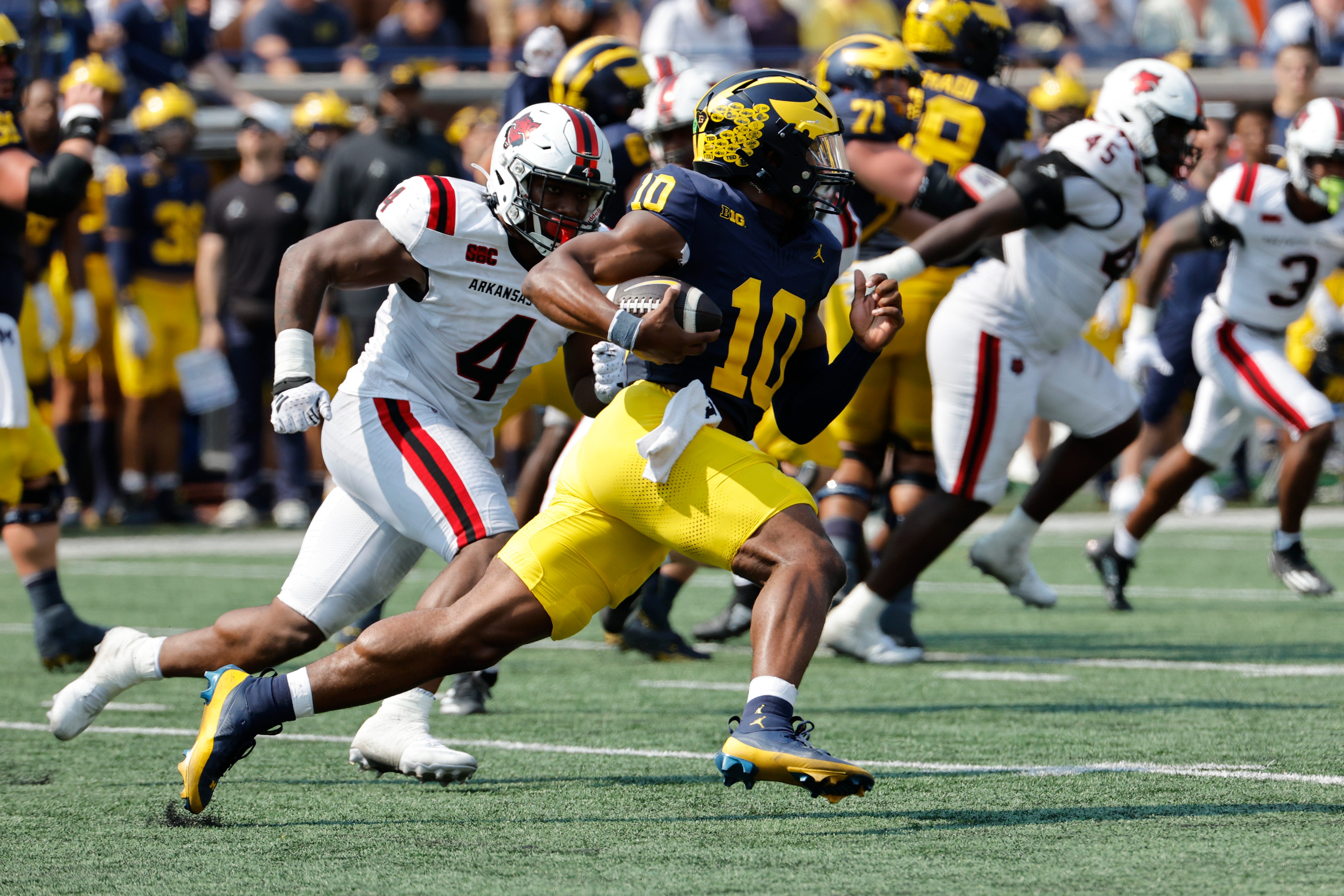 Michigan changes starting quarterback for USC showdown