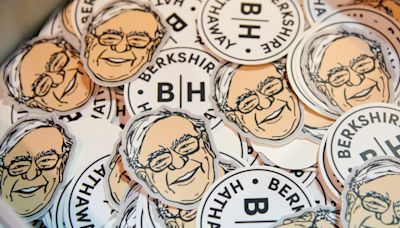 Buffett Hates Bonds Despite Rising Yields; Berkshire Holds Stocks, T-Bills