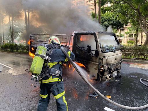 載運物品半路起火 搬家公司貨車燒成廢鐵