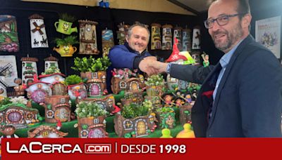 Carlos Calero espera que la I Feria de Artesanía en Primavera, que se celebra hasta el 12 de este mes en el Paseo de la Feria, sea todo un éxito y tenga continuidad en el tiempo