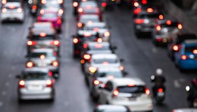 ¿Es bueno poner el coche en punto muerto cuando nos detenemos en un semáforo?