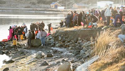 Más de 50 nadadores de Chile y Argentina desafiaron las frías aguas de Porvenir