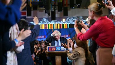 Boris Johnson vuelve con un libro de memorias, pero para los conservadores británicos "ya es historia"