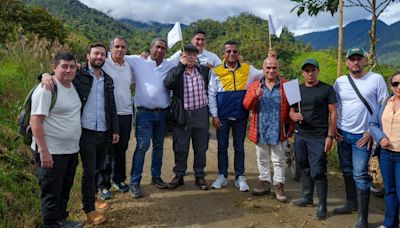 Otty Patiño se reunió con alias ‘HH’, comandante del frente Comuneros del Sur del ELN, en las montañas de Nariño