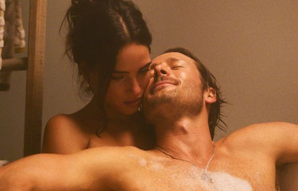 “Hit Man” stars Glen Powell and Adria Arjona filmed every sex scene with rashes all over their bodies