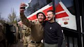 Putin y Zelenskyy visitan a sus soldados para elevar moral