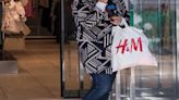 H&M: cómo pasó de vender ropa para mujeres a vestir al planeta entero y cuál es la historia que esconde su nombre