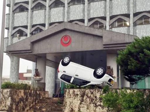 凱米颱風肆虐！沖繩多地路樹屋瓦遭吹走 轎車也飛了還烏龜翻