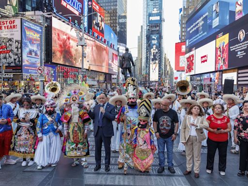 Mexicanos bailan y muestran el orgullo por sus costumbres en el corazón de Times Square