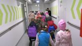 烏克蘭闢地下學校避戰火 學童棲身6公尺深地底求學
