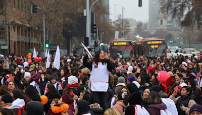 Junaeb llega a acuerdo con manipuladoras de alimentos y se depone el paro nacional: hoy retomarán sus labores - La Tercera