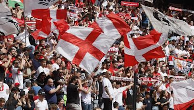 El Sevilla prohíbe a los aficionados del Barça lucir distintivos fuera de la zona visitante