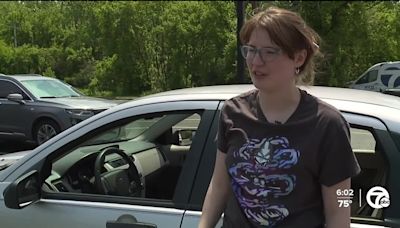 Woman makes bold move after would-be carjackers pistol-whip her, threaten with a gun