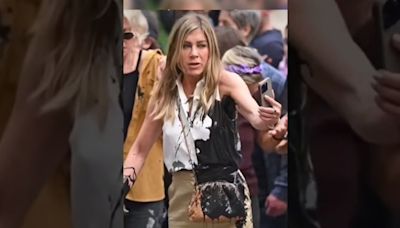 Un peatón rocía de pintura negra a Jennifer Aniston en Nueva York