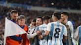 Argentina venció a Ecuador con un golazo de tiro libre de Lionel Messi, en el inicio de las Eliminatorias Sudamericanas