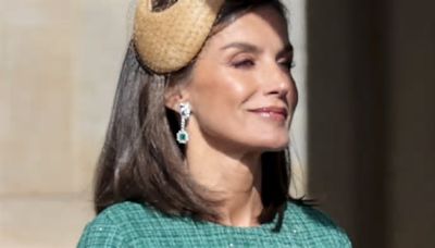 El tocado de Letizia es perfecto para las invitadas con corte de pelo long bob que no quieren llevar recogido