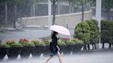 天氣預報／今晚大雨炸北部！週日悶熱「帶傘防雷雨」 週一稍轉涼