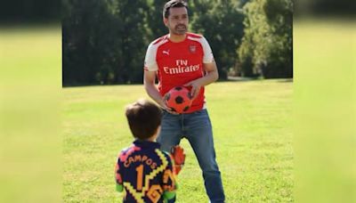 Máynez presume primer partido de su hijo, quien porta el uniforme de Jorge Campos