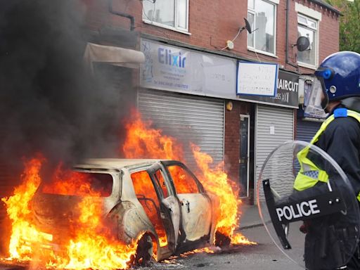 Swinney and unions release joint statement to condemn ‘inexcusable’ rioting