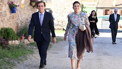 Del vestido floral de Teresa Urquijo al diseño de volantes de Esther Alcocer Koplowitz, analizamos los looks de la boda de Verónica Urquijo