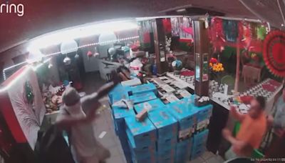 Video muestra el momento en que dueño sorprende a hombre que robaba en su restaurante en Miami