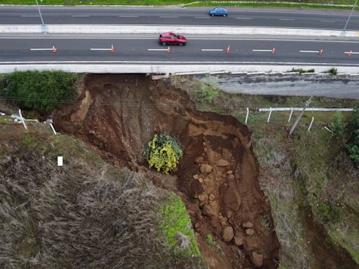 Cierre de Camino Internacional por socavón de 20 metros en Concón: MOP reporta ”buena respuesta” de infraestructura - La Tercera