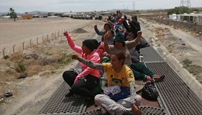 Miles de migrantes que llegan en tren a mexicana Ciudad Juárez deambulan por el Río Bravo