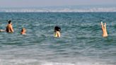 Muere un matrimonio octogenario en la playa en Alicante: él de un infarto y ella al socorrerle