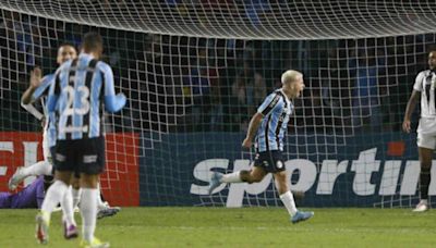 Grêmio goleia The Strongest no jogo que marca a sua volta ao futebol